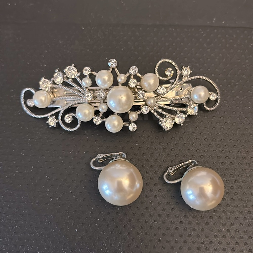 Vintage faux pearl earrings & blingy hair Barrett !!